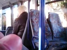 masturbándose para mujer madura rubia en el autobús 2