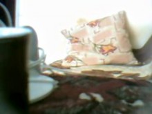 Hombre taladra fuertemente a una nena en la boca y el coño en el porno