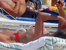 Tetas falsas en la playa