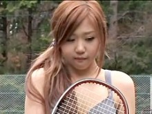 A esta bombón asiática le encanta jugar al tenis desnuda en público