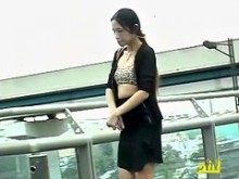 Asiática con tetas pequeñas follada en las escaleras mecánicas públicas