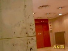 Vídeo de tiburón en el centro comercial de una chica japonesa delgada y muy atractiva