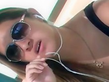 sexy chica universitaria con las piernas abiertas 2