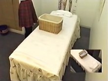 Japonés flaco de piernas largas disfruta de un masaje erótico caliente en