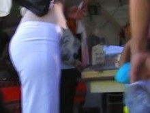 Nena sincera de la calle con pantalones blancos se ve genial