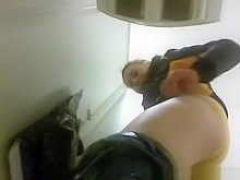 Mujeres pilladas meando en un baño público