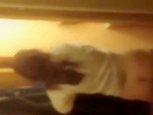 Mujer espiada por la ventana del baño