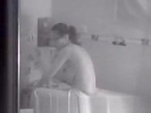 Estudiante que mira por la ventana 18+