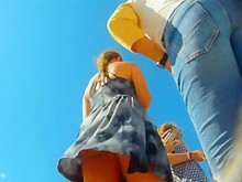Cutie muestra upskirt (falso) mientras se arregla la sandalia