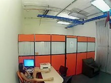 La masturbación en la oficina fue interrumpida