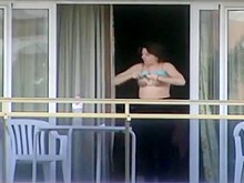 Espiar las tetas de la vecina en un balcón