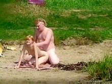 Rubia desnuda estaba disfrutando de un baño