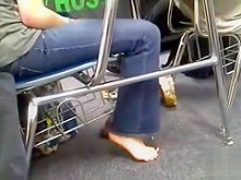 Los pies descalzos sobre una nena en clase son sexys