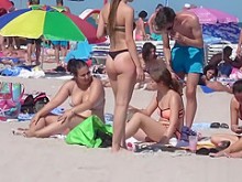 Culo caliente, tetas grandes, bikini y topless, adolescentes sexys en la playa (18+)