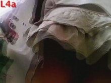 Cámara callejera oculta con falda caliente (falsa) toma del culo de una chica en tanga