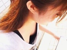 vistazo a la calle a una chica japonesa downblouse