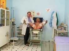 Abuelita rubia con coño abierto y chequeo de vagina