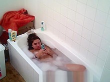 La zorra universitaria de grandes tetas Aylie se da un baño