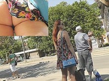 Hawt pelirroja playgirl en la calle uskirt vid