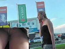 Hermosa chica rubia en el video gratis bajo la falda (falso)