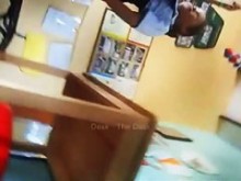 Tomas (falsas) bajo faldas de niñas uniformadas en la escuela;