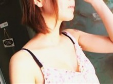Una amigable dama asiática con bonitas tetas en el video de la puerta de entrada con blusa baja