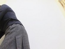 Chica del vestidor esconde tetas y protuberancia peluda debajo de la lencería