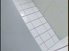 Una rubia meando en el baño de la universidad