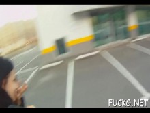 Un tipo con gafas se folla a una puta