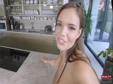 La adolescente checa tetona Sofia Lee en POV