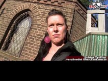 Milf alemana recogida en la calle para su primer casting de masturbación