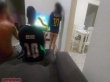 Tuve que tener sexo con el amigo de mi marido por una apuesta, pero me puse cachonda y terminé haciéndole una DP.