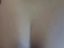 Primer video sexual de YouTuber universitario sexy. Fuertes pedos en el coño de cerca