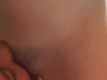 Hippy MILF puta con coño peludo primer video sexual recibe su primera corrida en las tetas