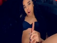 Ébano sexy frotando su clítoris