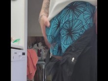 johnholmesjunior masturba una enorme polla dura en un show en solitario a altas horas de la noche con una enorme carga de semen en la cocina de su amante