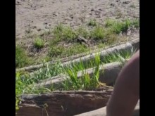 CÁMARA LENTA johnholmesjunior mostrando una enorme polla suave en una playa nudista en cámara lenta