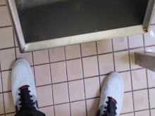 Johnholmesjunior en un baño público de hombres muy arriesgado en Vancouver