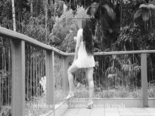Hotwife exhibiéndose en el balcón y filmando el Cuerno