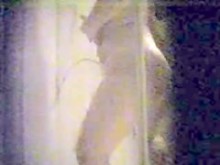 MILF masturbándose en la ducha