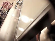 La chica se desnuda en el vestuario antes del entrenamiento.