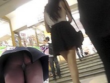 Video de falda corta upskirt (falso) con universitaria morena