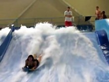 Sexy flowrider bikini downblouse en el parque acuático
