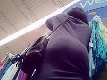dos bonitos culos negros en la tienda