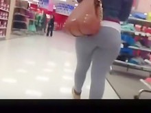 Chica rubia de gran culo en leggings gris oscuro