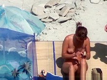 Mujer de tetas pequeñas espiada en la playa