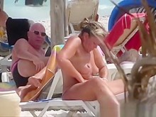 Milf mujer en topless cremas en la playa