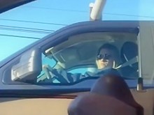 Tío negro le muestra la polla a una rubia en el coche