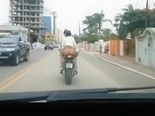 Sin bragas en moto