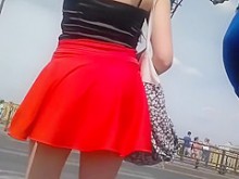 El viento ayudó, así que vi un upskirt (falso)